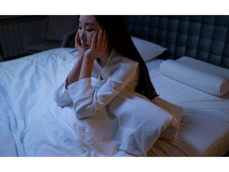 Die Angst vor einer Untersuchung. Frau liegt im Bett und hat Angst