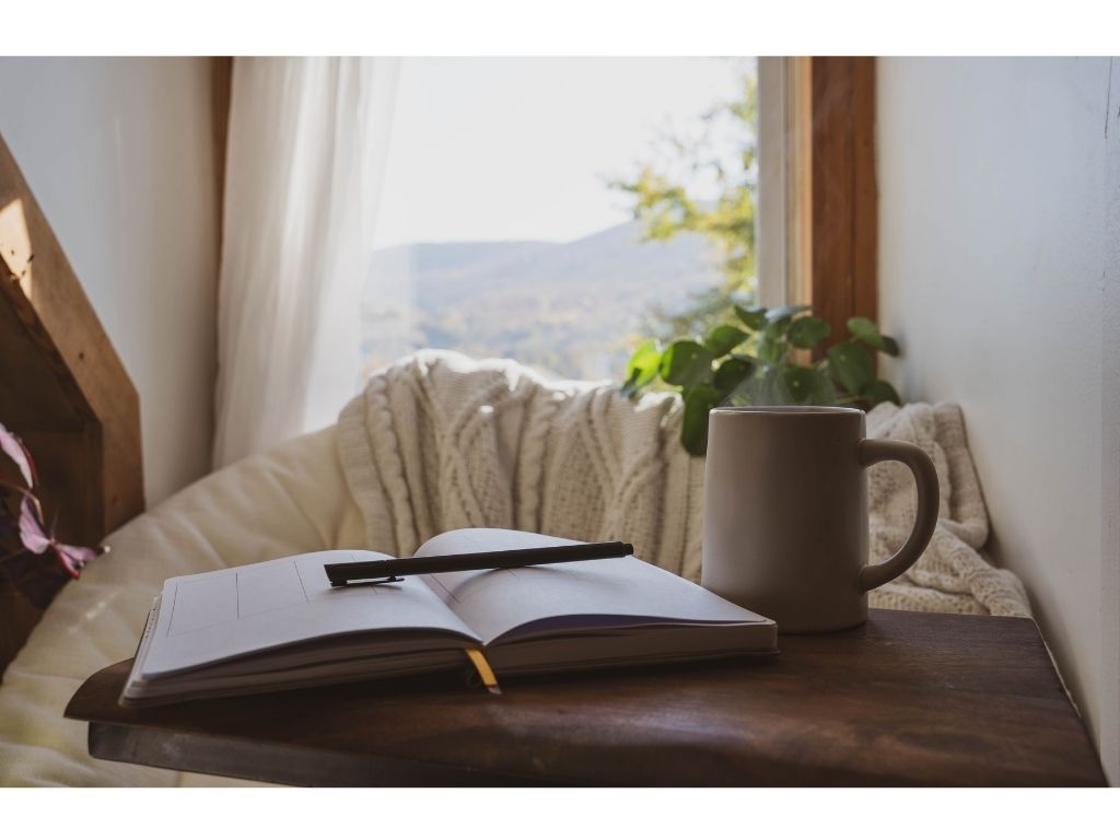 Selbstoptimierung, ein Journal mit leeren Seiten liegt auf dem Nachttisch